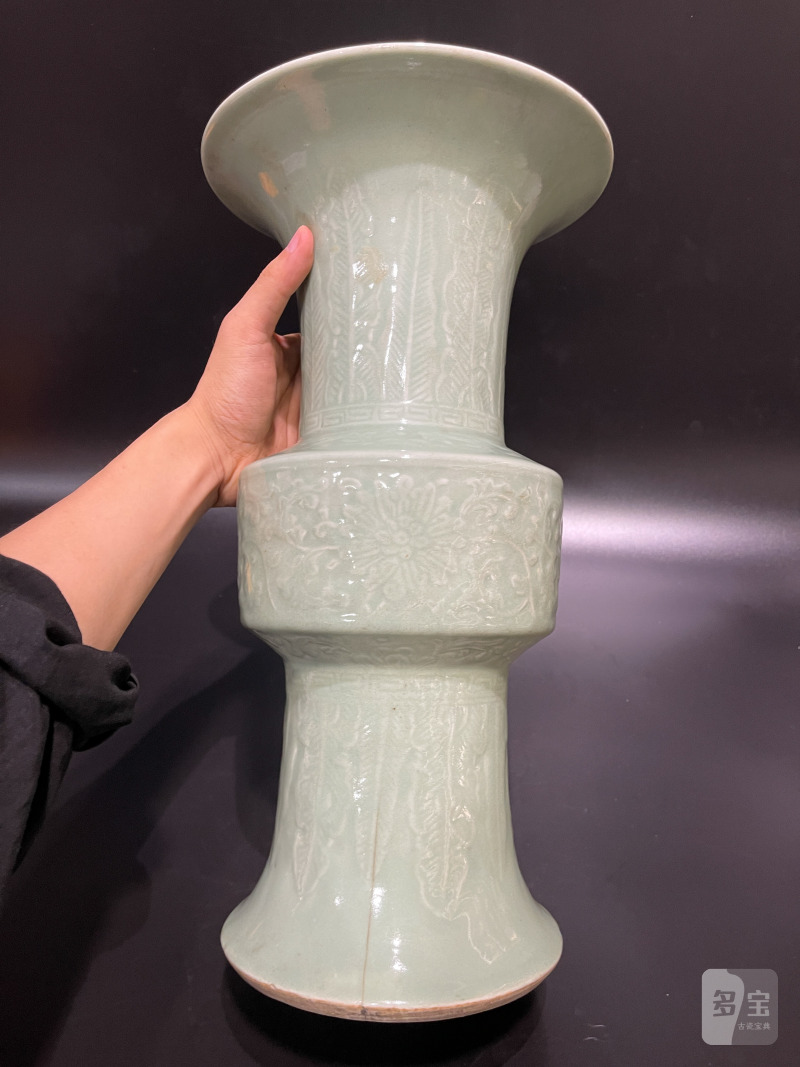 清乾隆 豆青釉浮雕缠枝莲纹花觚 - 图6